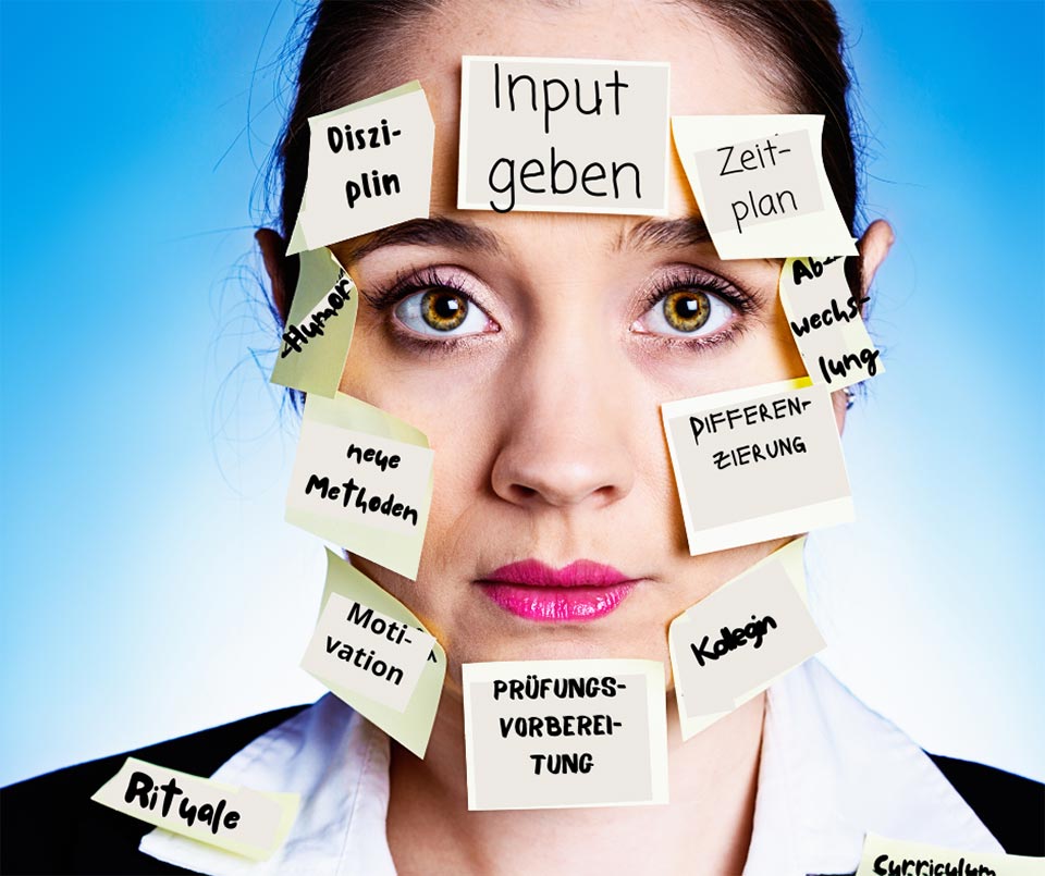 Frau mit Post-its im Gesicht