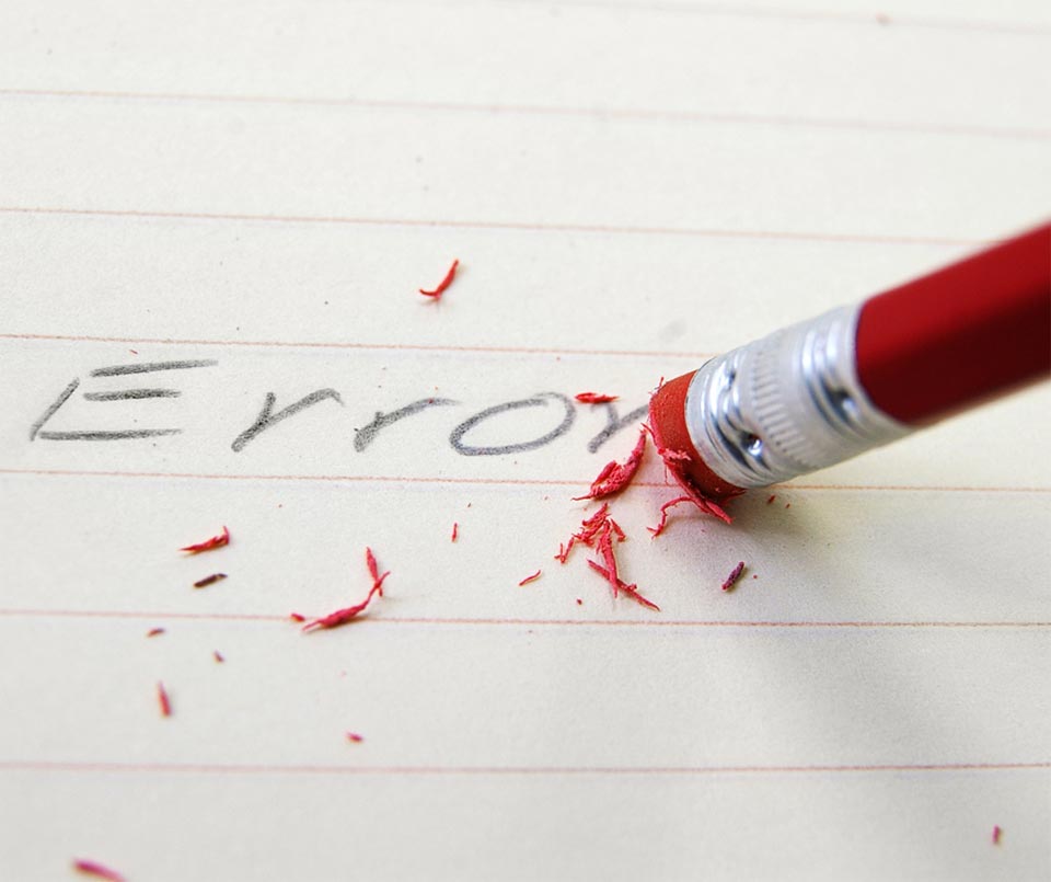 Bleistift, der Fehler ausradiert