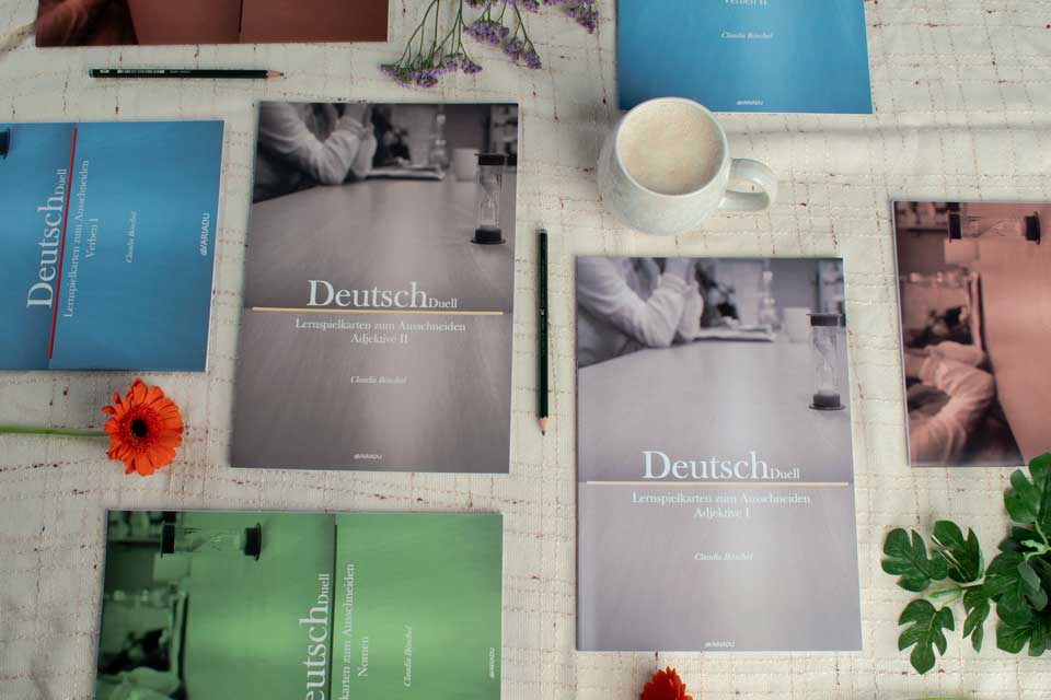 verschiedene Hefte von DeutschDuell für die Binnendifferenzierung auf einem Tisch ausgelegt