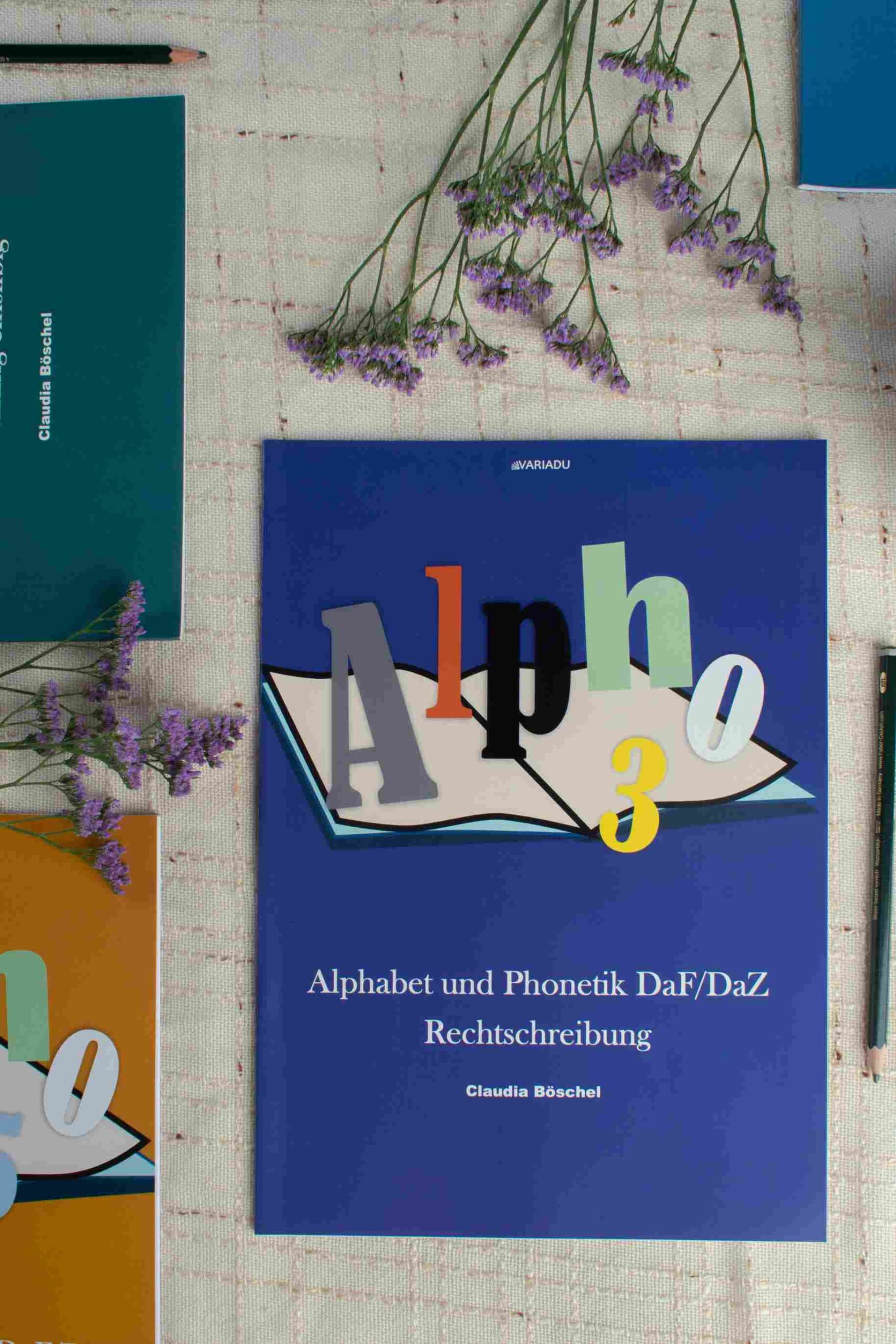 Cover Alpho 3 liegt auf dem Tisch