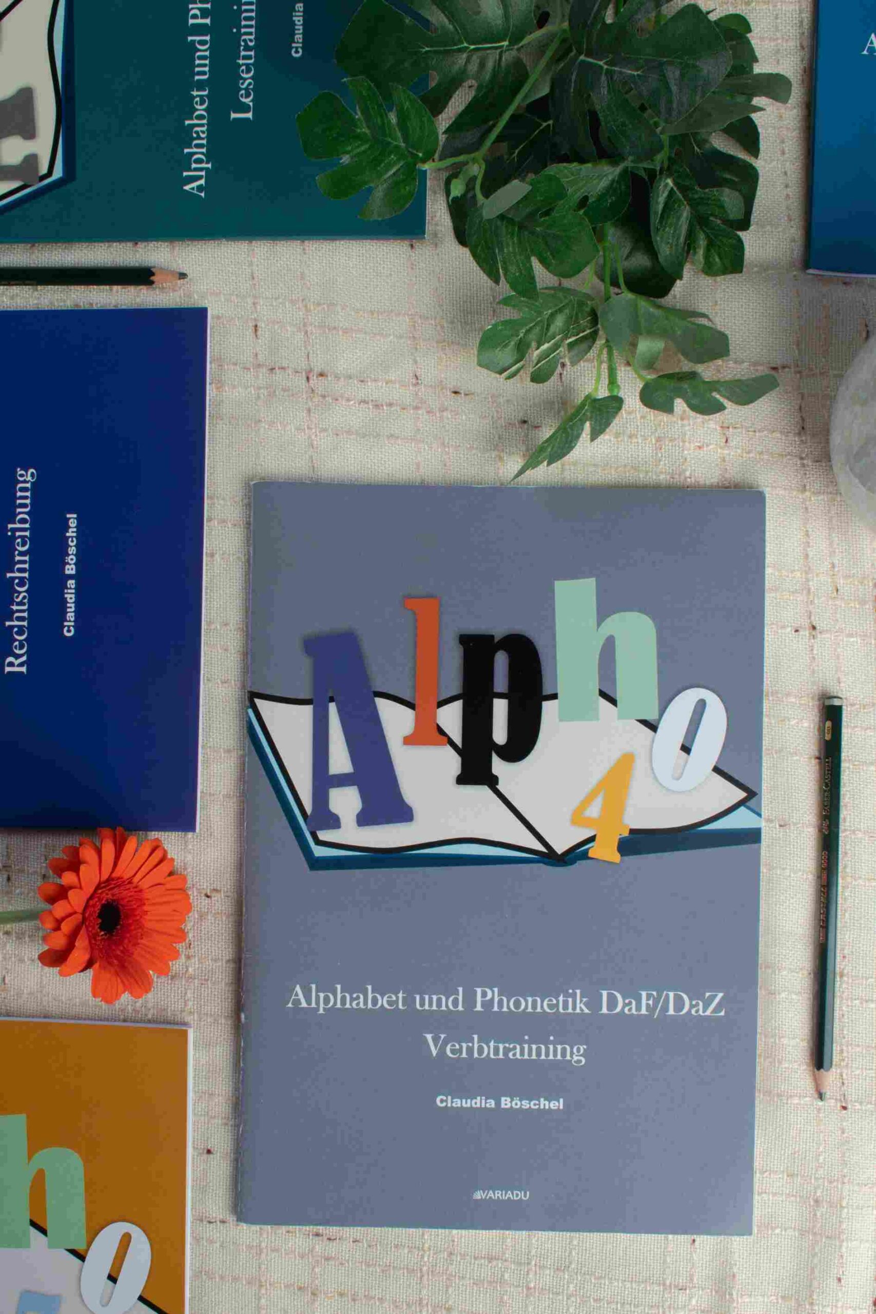 Cover von Alpho 4 liegt auf einem Tisch