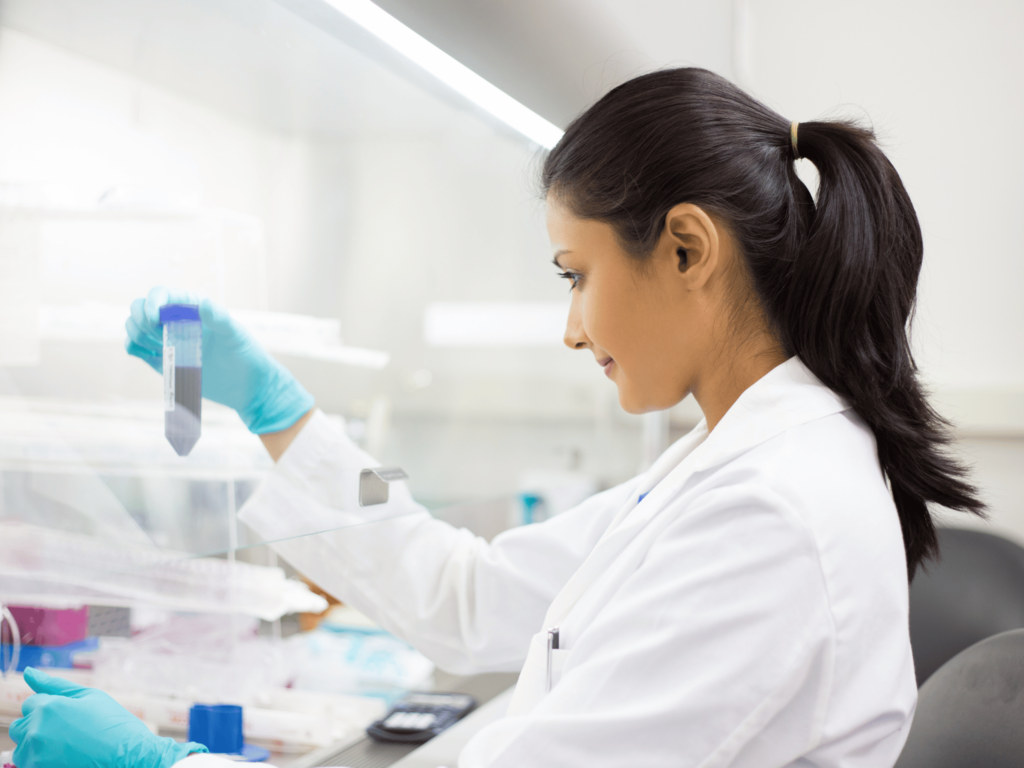 Frau in einem weißen Kittel im Labor.