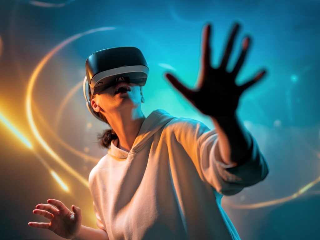 Frau mit VR-Brille erlebt interaktive digitale Inhalte.