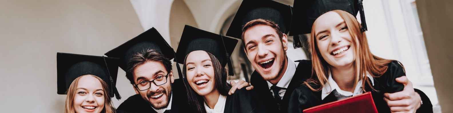 Gruppe von Studierenden an einer Universität, Sinnbild für kreative Schreibmethoden in Hochschule und Lehre