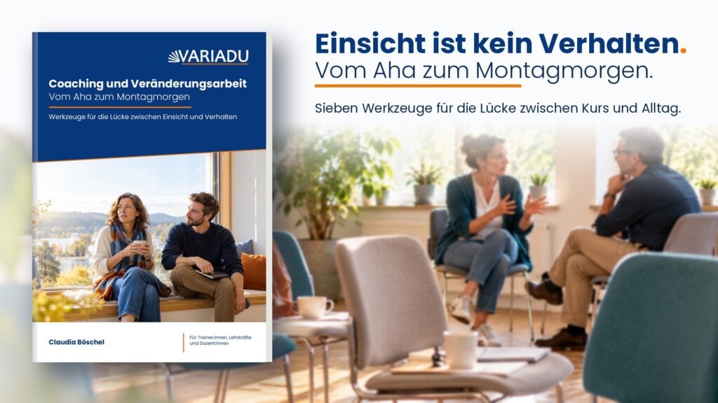 Workbook „Coaching und Veränderungsarbeit – Vom Aha zum Montagmorgen“ vor einem Seminarraum, in dem zwei Erwachsene im Gespräch sitzen