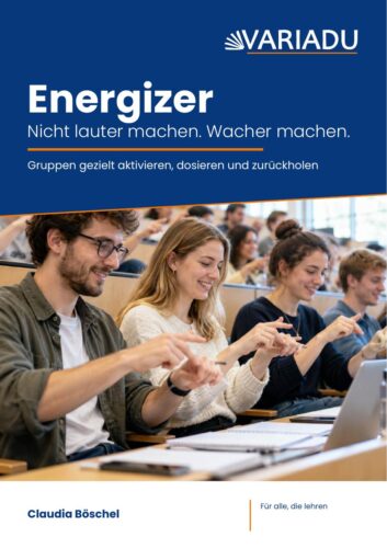 Vordercover des Workbooks „Energizer – Nicht lauter machen. Wacher machen.“ von Claudia Böschel, mit einer Gruppe im Hörsaal bei einer Fingerübung