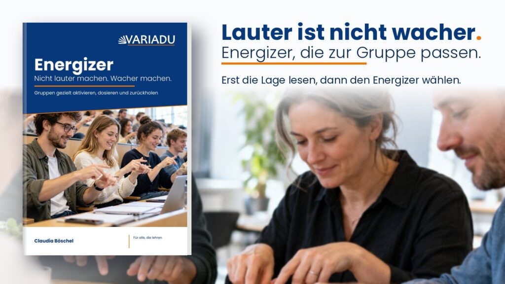 Vordercover des Workbooks „Energizer – Nicht lauter machen. Wacher machen.“ neben einer Seminargruppe, die am Tisch im gemeinsamen Takt mit den Fingern tippt, dazu die Überschrift „Lauter ist nicht wacher.“