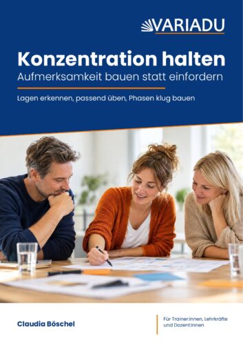 Cover des Workbooks „Konzentration halten – Aufmerksamkeit bauen statt einfordern“ von Claudia Böschel mit drei Erwachsenen, die gemeinsam an einem Tisch über Unterlagen arbeiten
